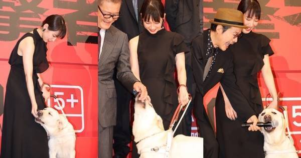 吉岡里帆のバディ犬・パル、舞台あいさつ用マイクと國村隼をパクリ