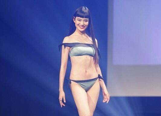 ミス･ユニバース日本代表･加茂あこさん、水着姿で13キロ減の美ボディ披露