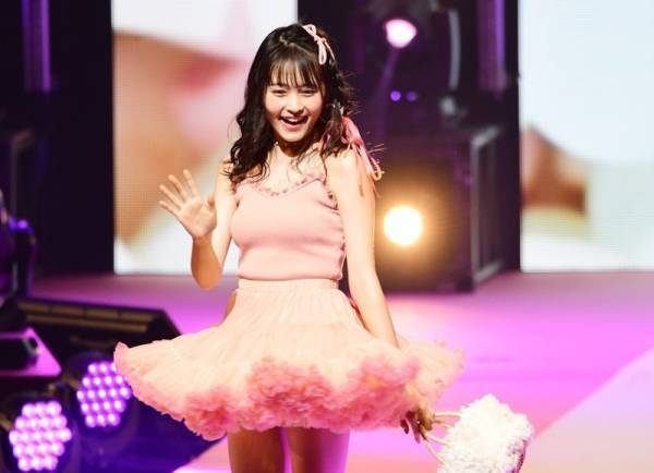 久間田琳加、超ミニスカ衣装でスラリ美脚披露