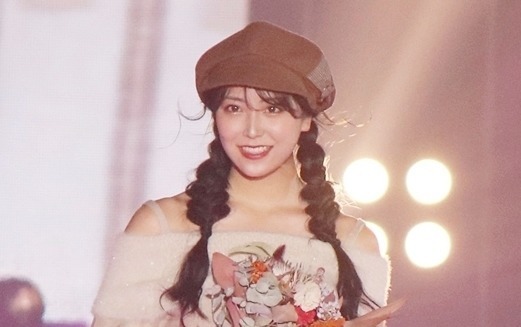 NMB48白間美瑠、オフショルで美背中＆デコルテ見せ