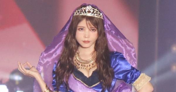 益若つばさ、胸の谷間あらわなドレス姿で観客の視線釘付け