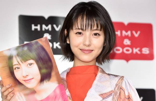 浜辺美波､カレンダーブックで｢キラキラを越えてギラギラしている表情｣見せる