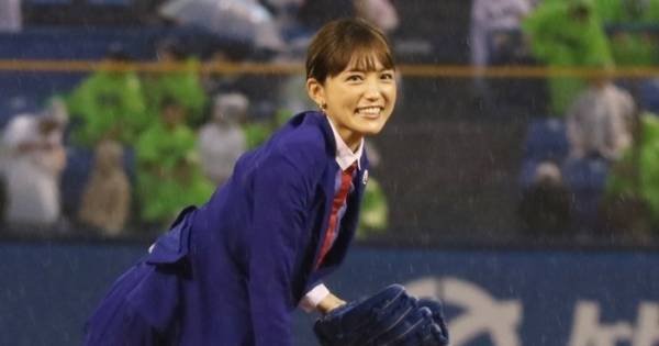 川口春奈、ノーバン始球式にガッツポーズ! スーツ姿でリベンジ果たす