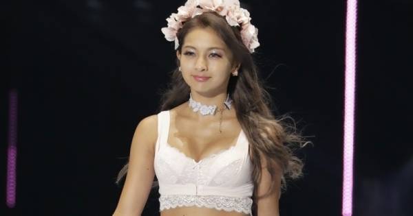 ゆきぽよ、美谷間セクシーなランジェリー姿で視線釘付けに