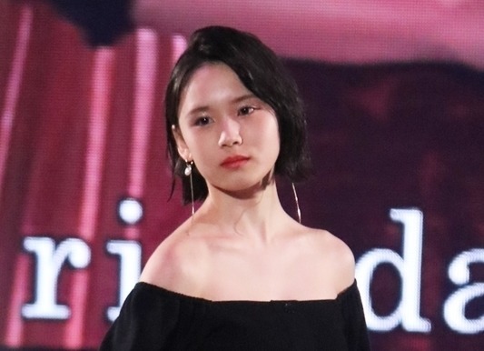 HKT48荒巻美咲、デコルテ＆背中大胆露出で大人可愛く