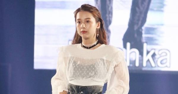 Niki、胸元セクシーな透けブラウスで色気放つ