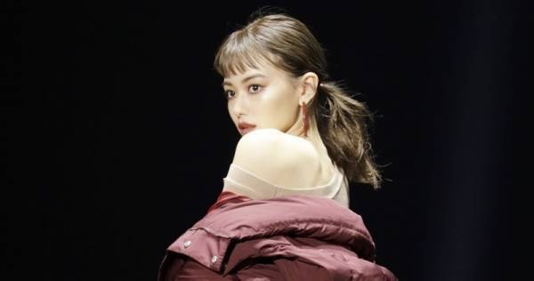 山本舞香、大胆肩出しファッションで色気放つ