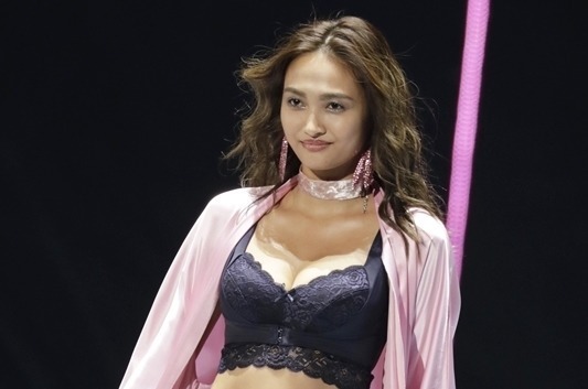 香川沙耶、ランジェリー姿で“10頭身”美ボディ際立つ