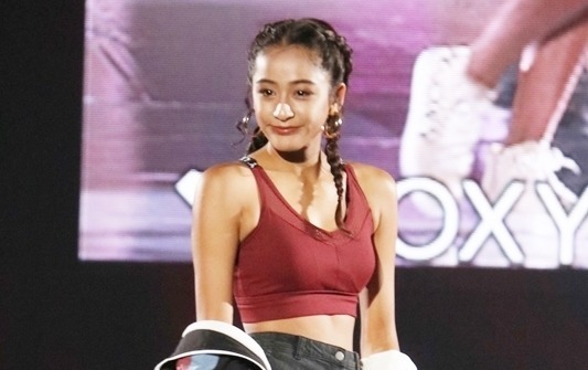 『テラハ』Maaaya、セクシーな胸元＆美脚で観客魅了