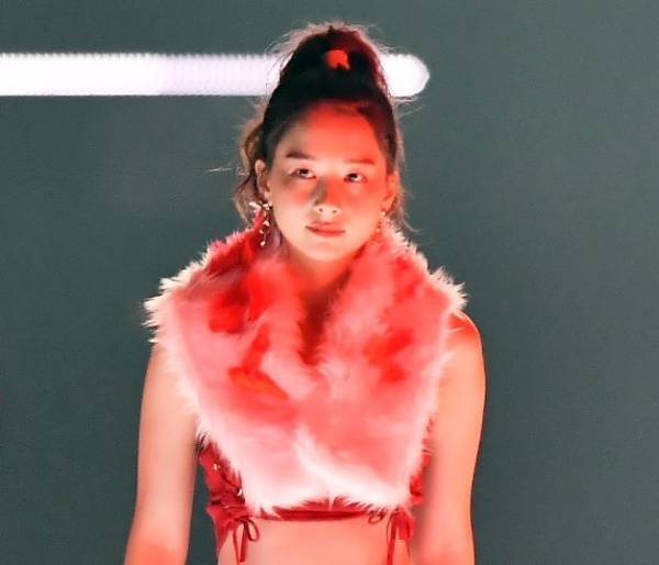 Niki、ウエスト見せ衣装で美スタイル際立つ