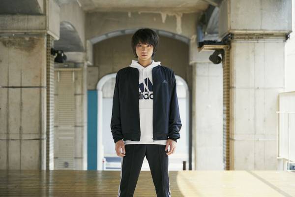 磯村勇斗、アルペン×adidasコラボの顔に! ふだんから「黒コーデ」