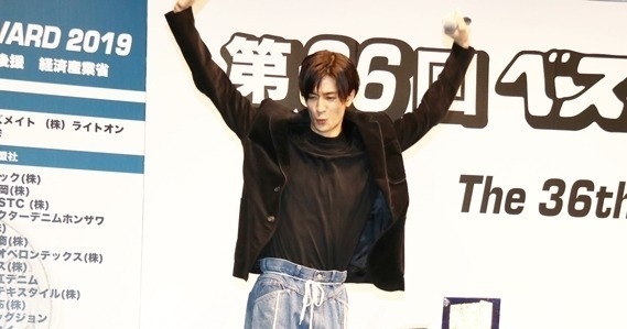 中島裕翔、ベストジーニスト殿堂入り! “マイケル･ジャクソン”ポーズ披露