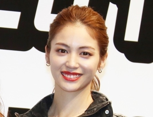 E-girls楓、つなぎ姿でハンサムに! くびれラインで女性らしさも