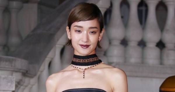 剛力彩芽、デコルテ＆美背中あらわなベアトップドレスで魅了