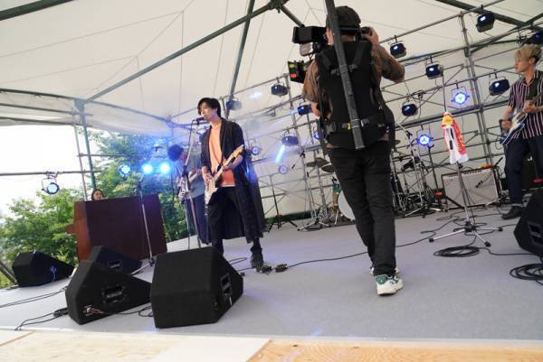 新田真剣佑・北村匠海ら、注目俳優が「りんご音楽祭」フェスシーンで本気演奏