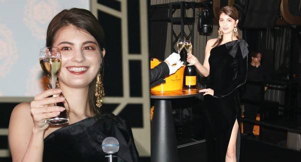 マギー、肩出しドレスで乾杯! 大胆スリットで美脚も披露