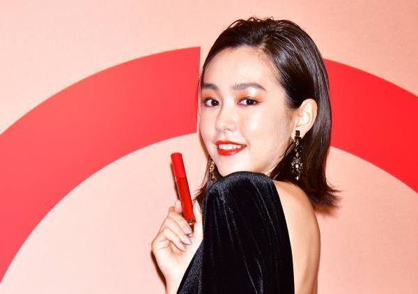 桐谷美玲、背中全開のセクシーなドレス姿で登場