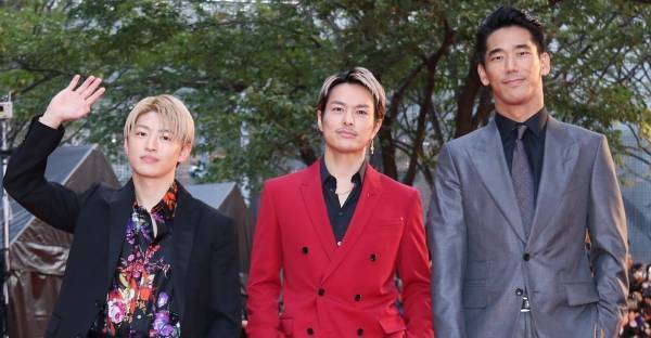 小林直己･今市隆二･佐野玲於に歓声! スーツ姿でレッドカーペット登場