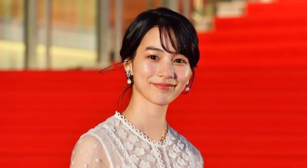 のん、シースルードレス＆笑顔で魅了! TIFFレッドカーペットに登場
