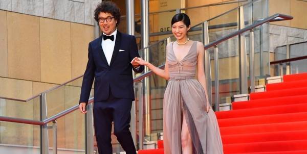 佐久間由衣の胸元＆美脚にドキッ! セクシードレスで観客魅了