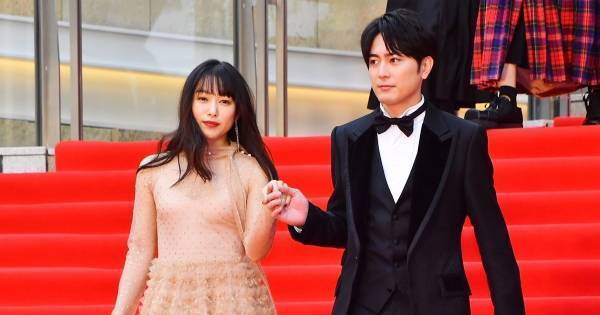 桜井日奈子、胸元セクシーなシースルードレスで魅了