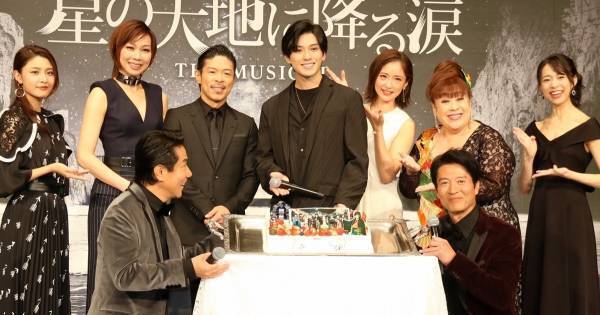 新田真剣佑、誕生日サプライズで特製ケーキに大はしゃぎ「すげー!」