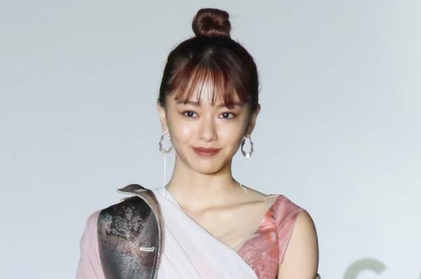 山本舞香、個性的なピンク衣装で美脚＆デコルテ披露