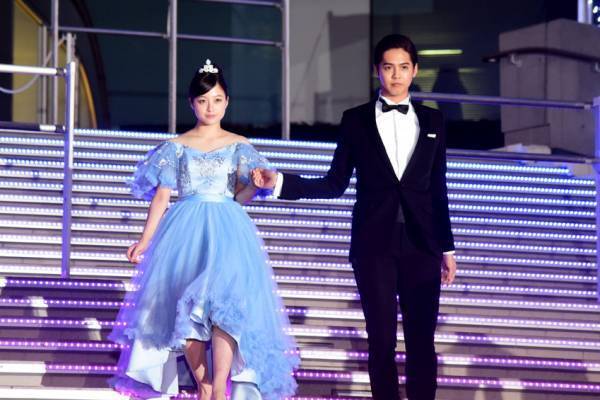 橋本環奈、リアルシンデレラなドレス姿! 片寄涼太の王子的エスコートでファン悲鳴