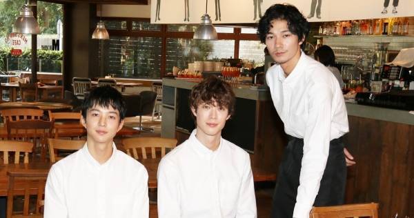 清原翔･宮沢氷魚･鈴木仁、ギャルソン姿でメンノンカフェPR「背筋が伸びる」