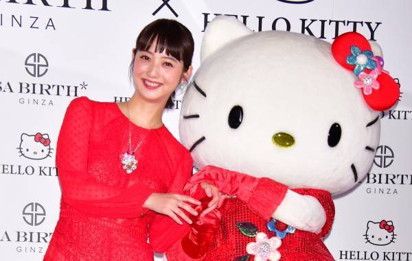 佐々木希、約2000万円のジュエリーを身につけて緊張｢幸せな重みを感じます｣