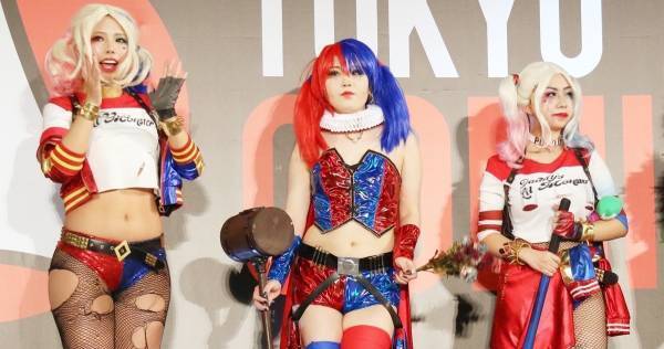 美脚全開＆へそ出しも! “ハーレイ･クイン”のコスプレイヤーが集結