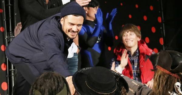 オーランド･ブルーム「みんな大好き」『パイレーツ』コスプレのファンと握手も