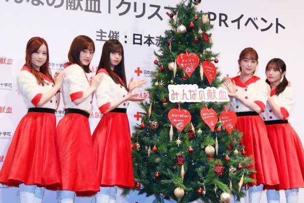 乃木坂46齋藤飛鳥ら、キュートなサンタ風衣装でツリーに飾り付け