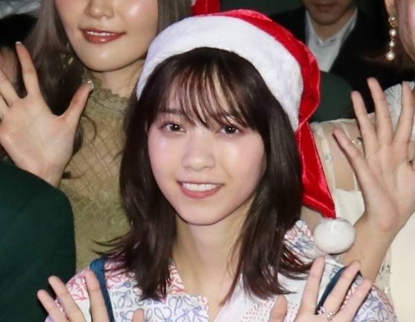 西野七瀬、サンタ帽姿でクリスマスの思い出語る「サンタさんを見たくて…」
