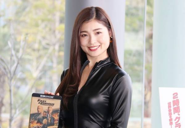 土屋太鳳の姉･炎伽、ボディラインくっきりセクシー衣装で魅了