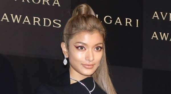 【動画】ローラ、深めスリットで美脚披露! 今年は「もっと大人になった気分に」