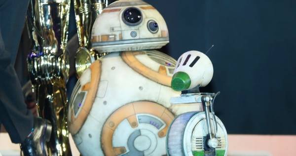 『スター･ウォーズ』新ドロイドD-O、日本初お披露目! “相棒”BB-8らと登場