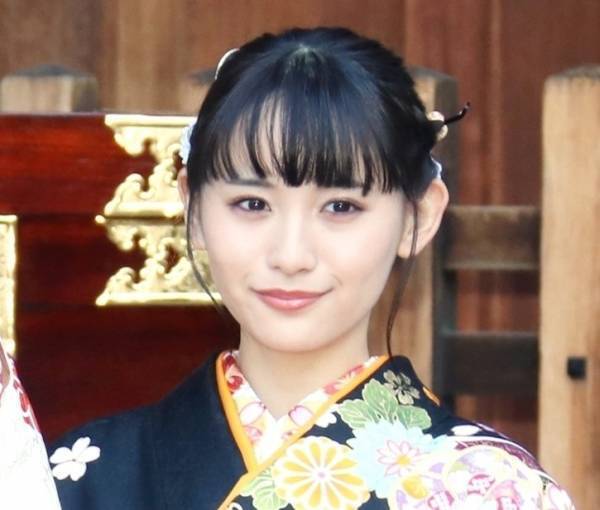 浅川梨奈「もうちょっと色気を…」 晴れ着もピンク→黒で大人っぽく