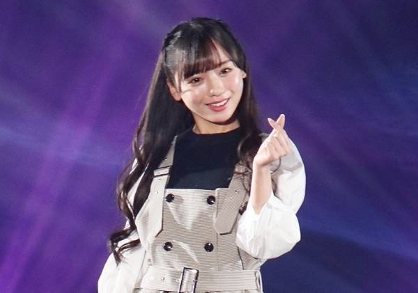 日向坂46齊藤京子の笑顔＆ウインクに歓声! キュートな指ハートも