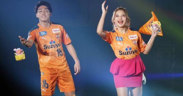 ゆきぽよ、ミニスカ衣装でJリーガーとノリノリランウェイ