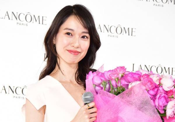 【動画】戸田恵梨香、胸元が開いた白のセクシーなロングドレス姿で登場