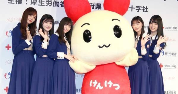 乃木坂46齋藤飛鳥、着ぐるみのちょっかいに笑顔で反撃