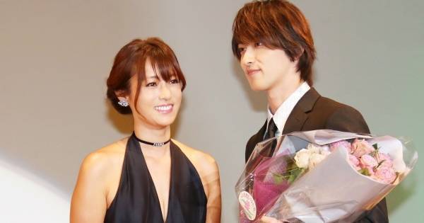 深田恭子、谷間チラリ＆美背中あらわなドレスで魅了【写真41枚】