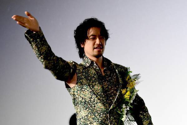 斎藤工、まさかの脇チラ衣装がバレて動揺「撮らないでください!」