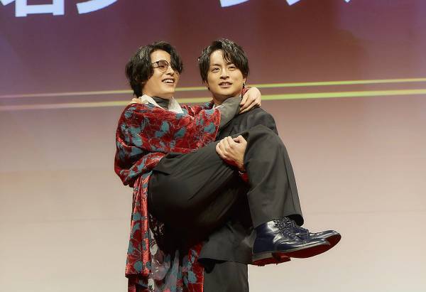 白濱亜嵐、塩野瑛久・廣瀬智紀をお姫様抱っこ!? 映画公開前に名シーン再現