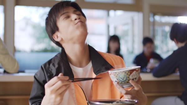 岩田剛典、豪快な食べっぷり! 吉野家新商品のおいしさに思わず「おかわり」