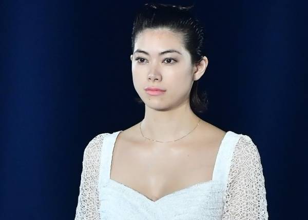 森星、超ミニワンピで美脚あらわ　胸元＆背中も大胆披露