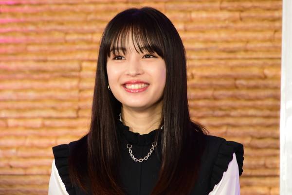 広瀬すず、キュートなミニスカートで美脚! コメディ挑戦「温かい目で…」