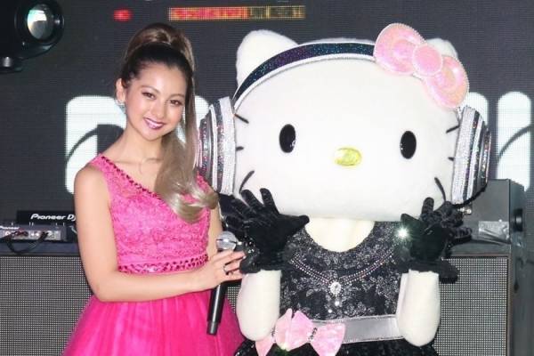 ゆきぽよ、ミニスカ衣装でキティとのコラボ曲熱唱「紅白狙ってます」