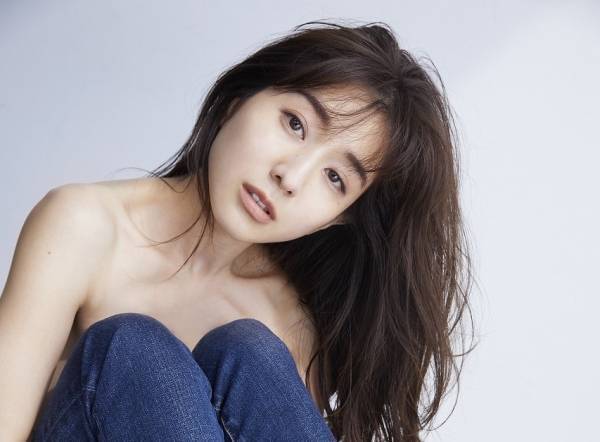 田中みな実、大胆トップレスで美デコルテ披露